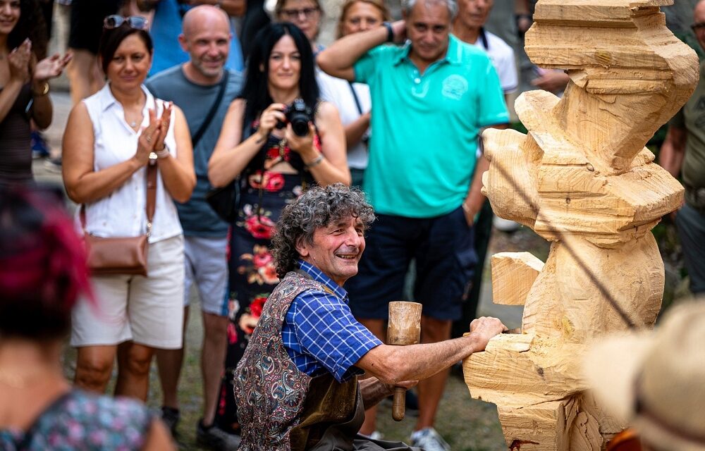 In Carnia, fra i monti del Friuli Venezia Giulia, domenica 7 settembre la Magia del Legno nel borgo di Sutrio