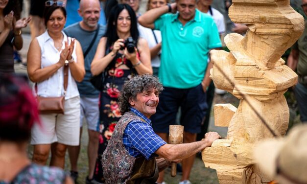 In Carnia, fra i monti del Friuli Venezia Giulia, domenica 7 settembre la Magia del Legno nel borgo di Sutrio