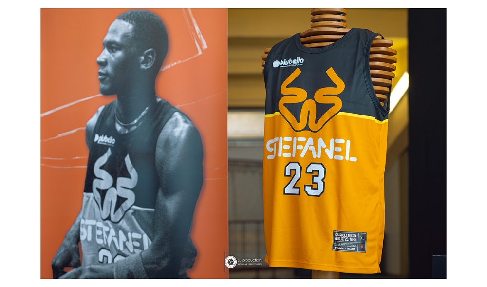 AL PALASPORT DI CHIARBOLA IL SINDACO HA SCOPERTO LA TARGA CELEBRATIVA DEL 40° ANNIVERSARIO DELLA STORICA PARTITA DI MICHAEL JORDAN A TRIESTE DURANTE LA QUALE IL FUORICLASSE AMERICANO FRANTUMÒ IL TABELLONE DEL PALASPORT DI CHIARBOLA