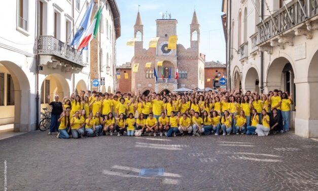 CON UN NUOVO “OUTFIT”, PROGETTATO DAGLI STUDENTI DELL’ISIA PORDENONE, SPICCANO IL VOLO OGGI I 245 ANGELI DI PORDENONELEGGE 2025