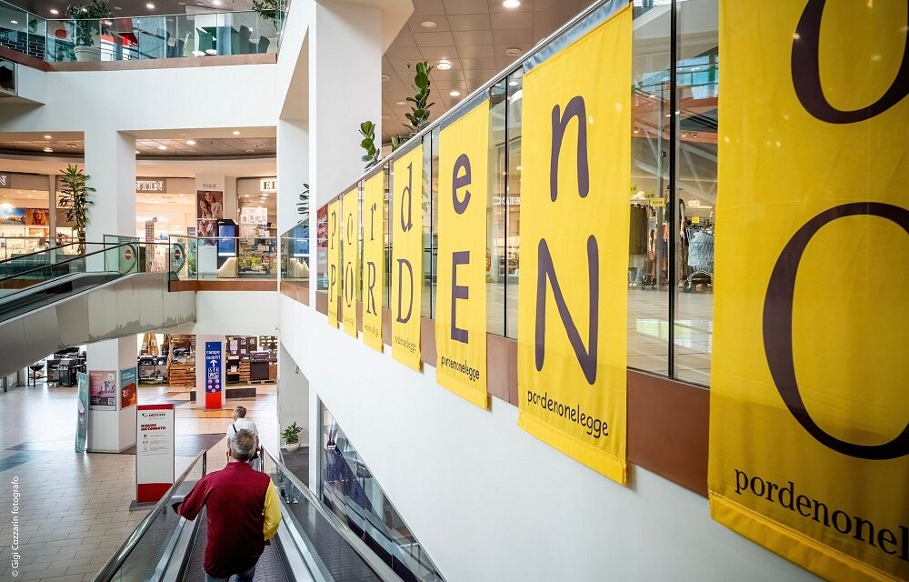IL CENTRO MEDUNA SI COLORA DI PORDENONELEGGE CON LE LETTERE E LE IMMAGINI DEI PRIMI 25 ANNI DEL FESTIVAL