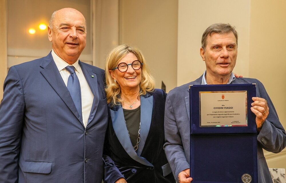 IL SINDACO DIPIAZZA HA CONSEGNATO UNA TARGA RICORDO ALLA CIVIDIN VIAGGI IN OCCASIONE DELL’80° ANNO DI ATTIVITÀ