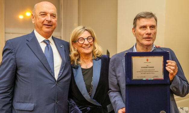 IL SINDACO DIPIAZZA HA CONSEGNATO UNA TARGA RICORDO ALLA CIVIDIN VIAGGI IN OCCASIONE DELL’80° ANNO DI ATTIVITÀ