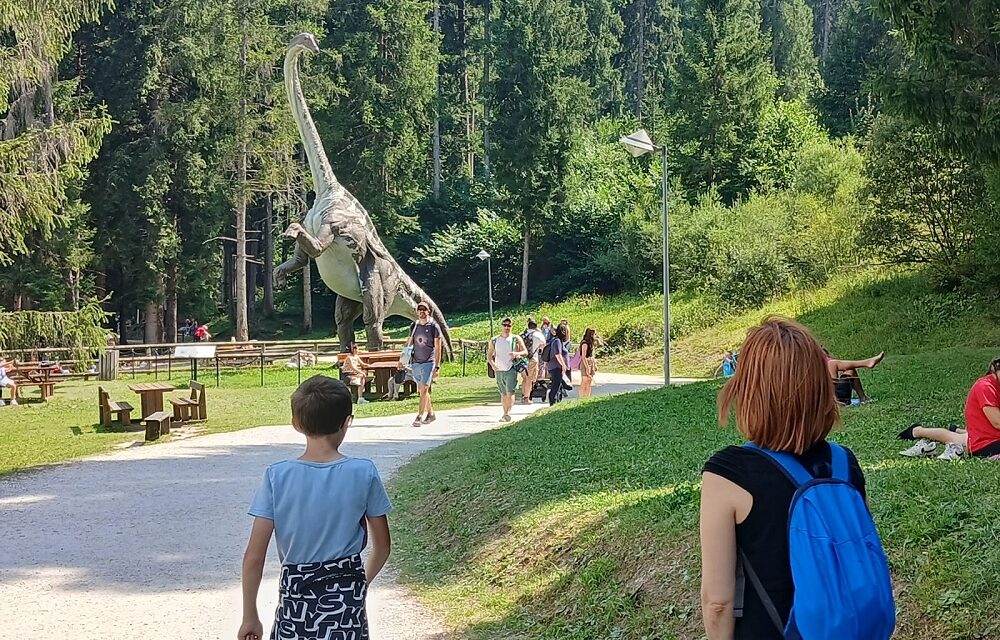 ALL’ALBA DELLE TRE CIME – I DINOSAURI: MIGLIAIA DI VISITATORI PER L’ESTATE “GIURASSICA” DI AURONZO DI CADORE (BELLUNO)