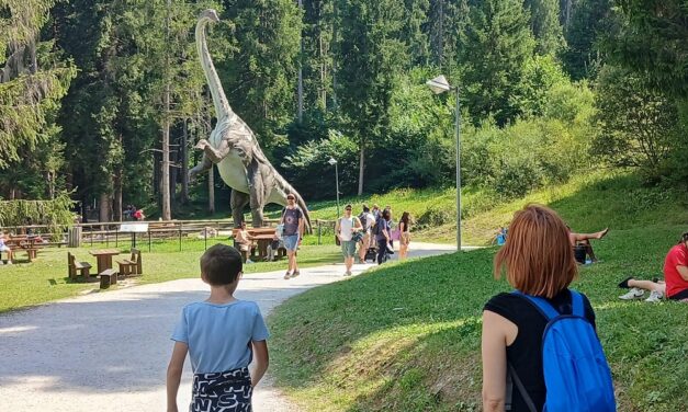 ALL’ALBA DELLE TRE CIME – I DINOSAURI: MIGLIAIA DI VISITATORI PER L’ESTATE “GIURASSICA” DI AURONZO DI CADORE (BELLUNO)
