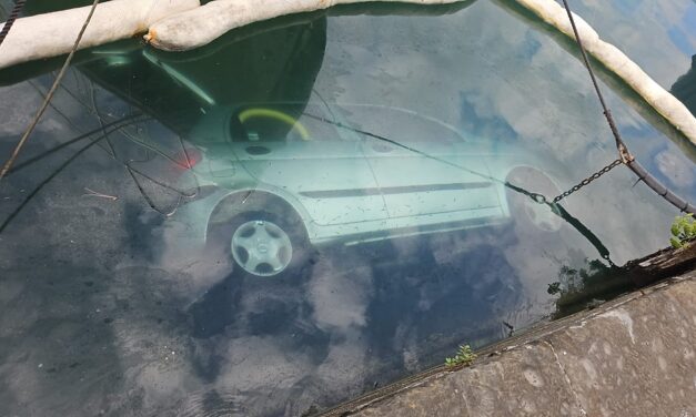 Auto finisce in mare a Grignano: intervenuti sul posto Guardia Costiera e Vigili del fuoco