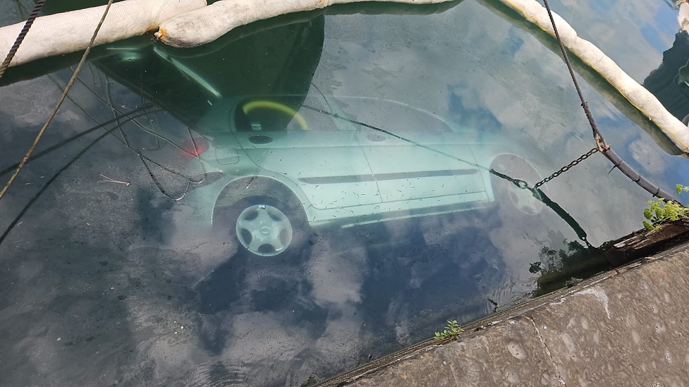 Auto finisce in mare a Grignano: intervenuti sul posto Guardia Costiera e Vigili del fuoco