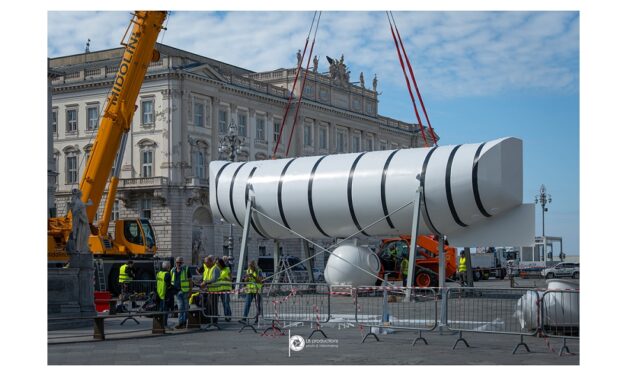 IL BATISCAFO “TRIESTE” È APPRODATO IN PIAZZA UNITÀ DOPO UN TRASPORTO ECCEZIONALE DA BERGAMO