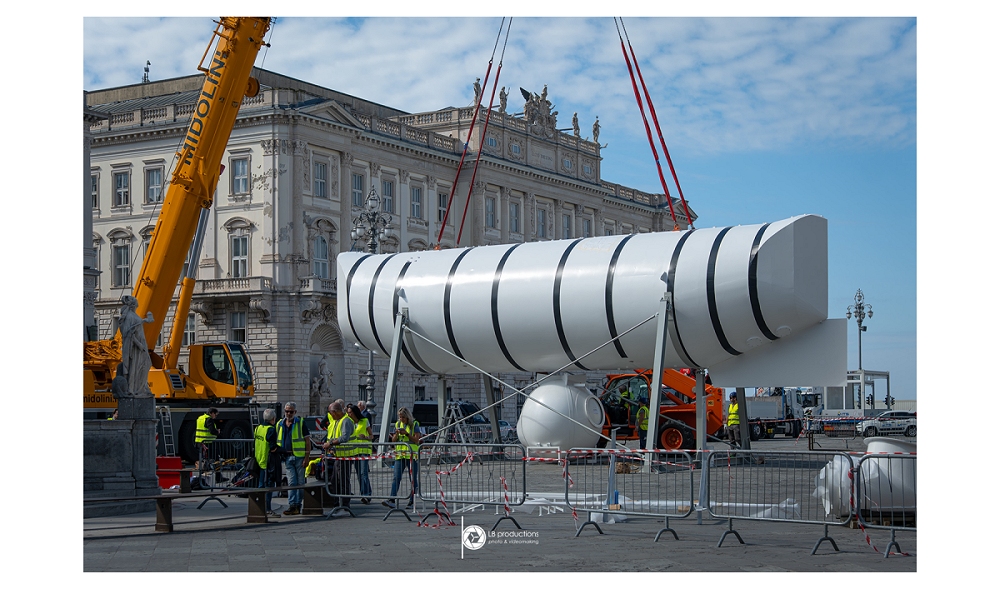 TRIESTE CELEBRA IL RITORNO DEL SUO EROE DEGLI ABISSI: ARRIVATA IN PIAZZA UNITÀ LA RIPRODUZIONE FEDELE DEL BATISCAFO TRIESTE