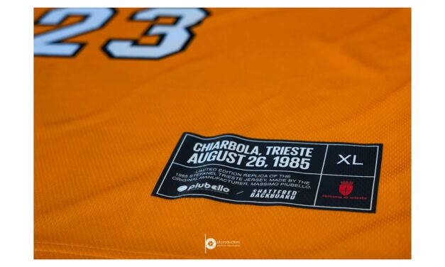 IL SINDACO HA RICEVUTO LA REPLICA DELLA CANOTTIERA DELLA DIVISA DELLA STEFANEL PALLACANESTRO TRIESTE, INDOSSATA DA MICHAEL JORDAN IN OCCASIONE DELL’EPISODIO “SHATTERED BACKBOARD GAME”