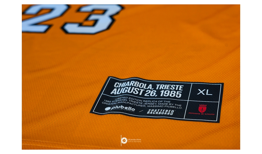 IL SINDACO HA RICEVUTO LA REPLICA DELLA CANOTTIERA DELLA DIVISA DELLA STEFANEL PALLACANESTRO TRIESTE, INDOSSATA DA MICHAEL JORDAN IN OCCASIONE DELL’EPISODIO “SHATTERED BACKBOARD GAME”