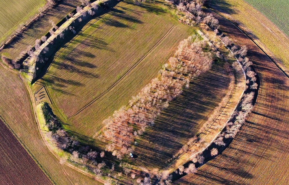 ALLA SCOPERTA DEL CASTELLIERE E DELLA TUMBARE. MERETO RACCONTA LA SUA STORIA MILLENARIA