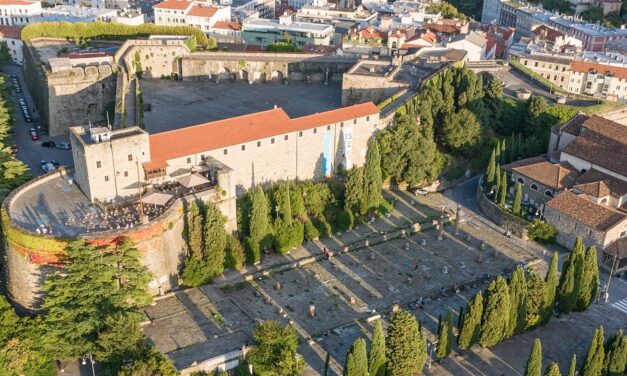 PARLA CON LA VOCE UFFICIALE DEL MUSEO LOUVRE DI PARIGI LA NUOVA AUDIOGUIDA DIGITALE DEL CASTELLO DI SAN GIUSTO