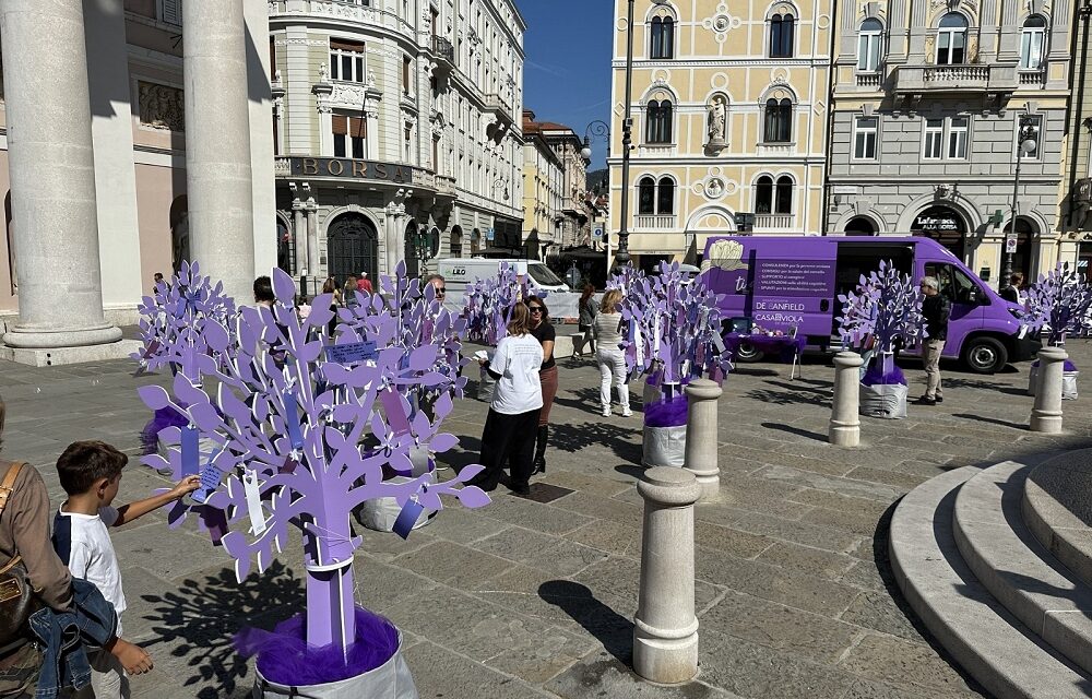 ASSOCIAZIONE DE BANFIELD, “FORESTA VIOLA DA VIVERE”: PRESENTATO LO SPECIALE ALLESTIMENTO IN PIAZZA DELLA BORSA PER IL MESE MONDIALE DELL’ALZHEIMER