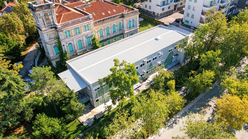 ILLUSTRATI I LAVORI DI REALIZZAZIONE DELL’ULTIMATO EDIFICIO SCOLASTICO IN MODULI PREFABBRICATI PRESSO VILLA HAGGICONSTA ADIBITO AD ASILO NIDO. OSPITA I NIDI D’INFANZIA “SEMI DI MELA” E “LA NUVOLA” DI VIA PAOLO VERONESE 14 CHE SARANNO SOGGETTI AF UN PROSSIMO RESTAURO PER COMPLESSIVI 75 BAMBINI