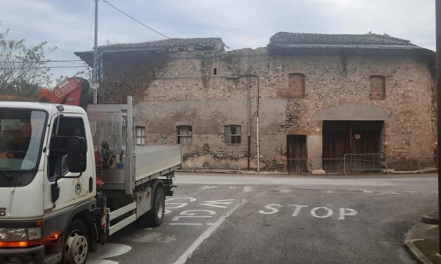 MALTEMPO: A CAUSA DEL FORTE VENTO SI SCOPERCHIA IL TETTO DI UNA CASA A MERETO DI TOMBA