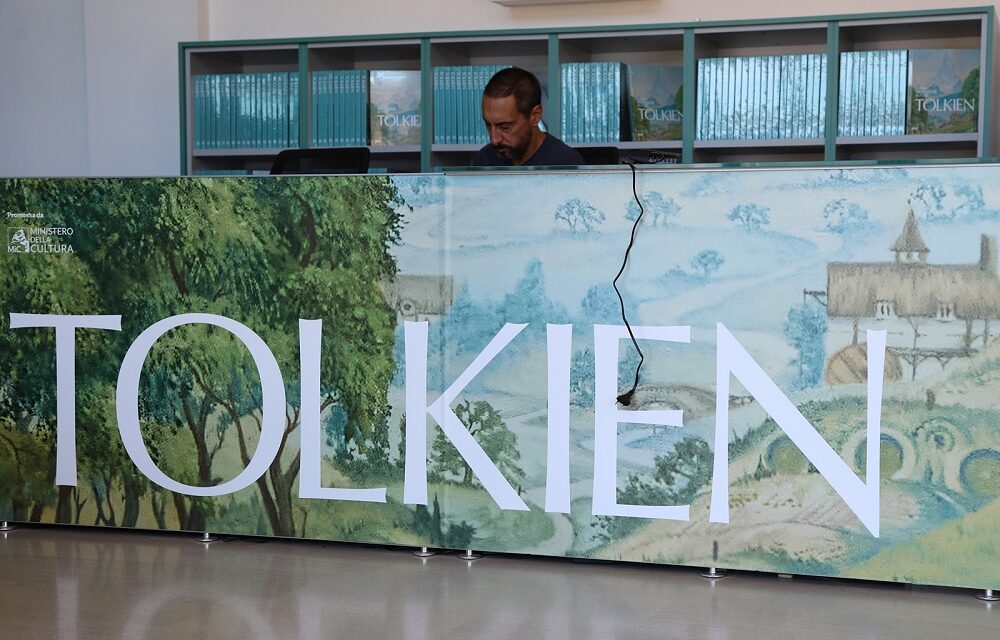 INAUGURATA AL SALONE DEGLI INCANTI LA MOSTRA “TOLKIEN. UOMO, PROFESSORE, AUTORE”: RESTERÀ APERTA FINO ALL’11 GENNAIO 2026