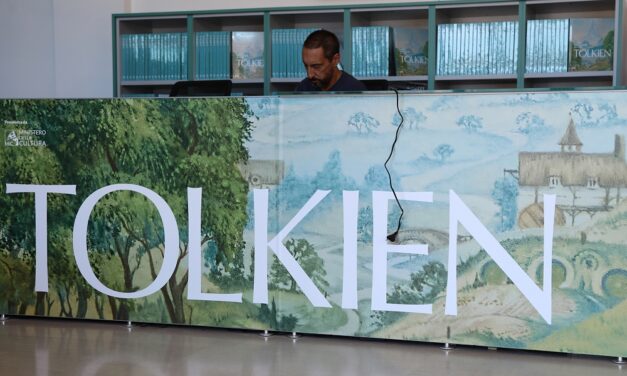 INAUGURATA AL SALONE DEGLI INCANTI LA MOSTRA “TOLKIEN. UOMO, PROFESSORE, AUTORE”: RESTERÀ APERTA FINO ALL’11 GENNAIO 2026