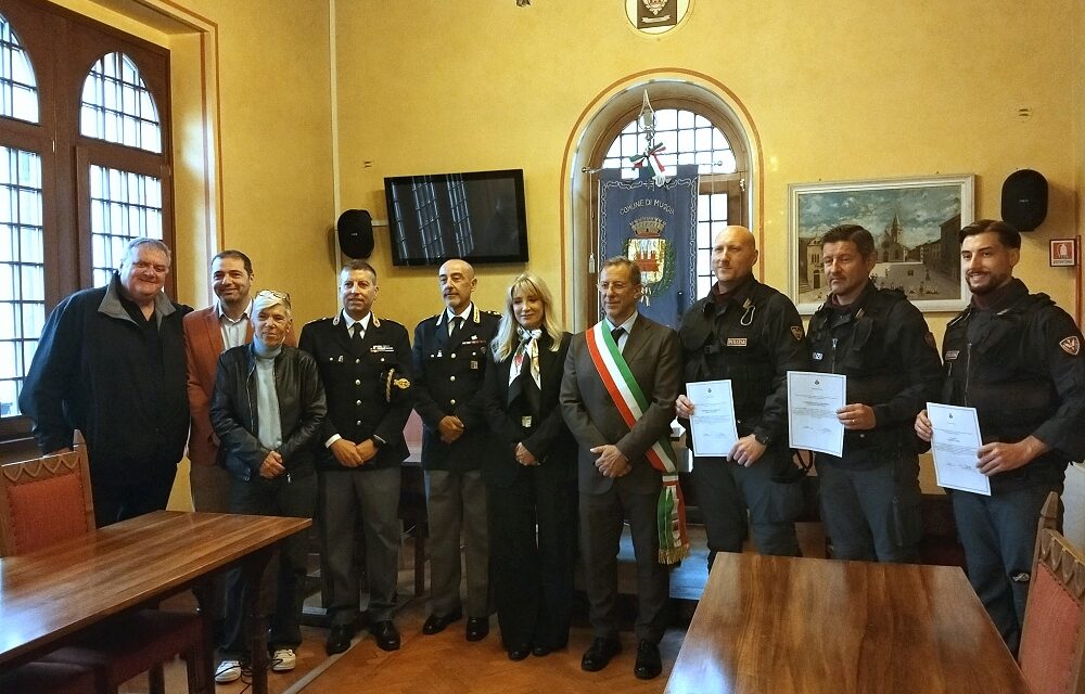 Riconoscimenti ai poliziotti che hanno soccorso in estate una donna a Muggia