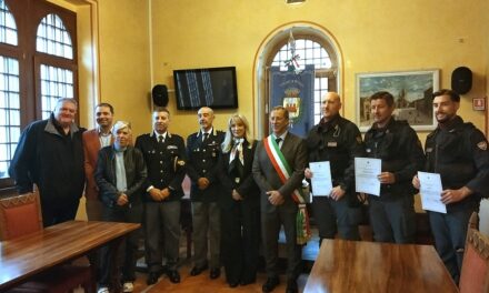 Riconoscimenti ai poliziotti che hanno soccorso in estate una donna a Muggia