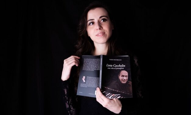 NELL’AMBITO DEGLI AMICI DELLA CONTRADA LA PRESENTAZIONE DEL LIBRO “LIVIO CECCHELIN, UNA VITA AL PIANOFORTE” DI NADIA PASTORCICH