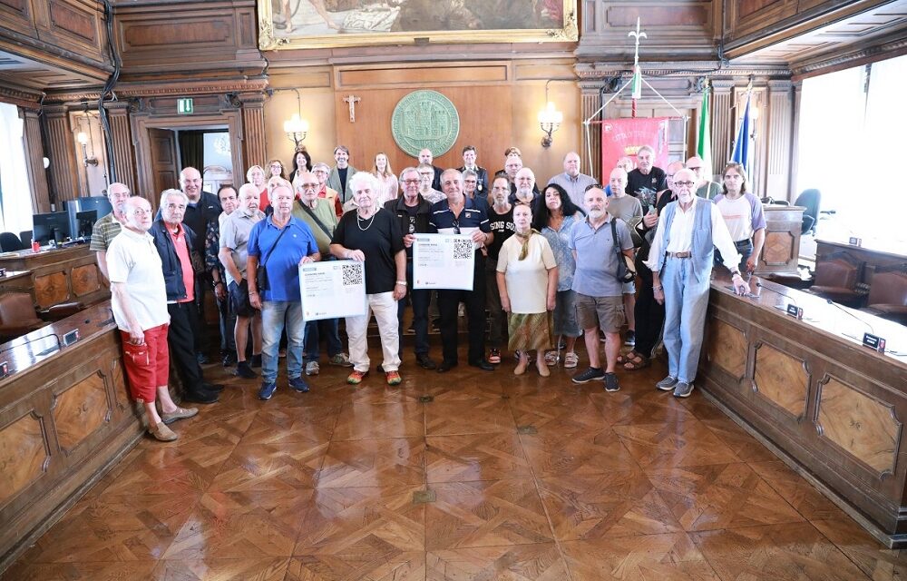 “NONNI VIGILI”: QUESTA MATTINA CERIMONIA DI CONSEGNA DEGLI ABBONAMENTI BUS GRATUITI ALLE PERSONE CHE PRESTANO SERVIZIO DAVANTI ALLE SCUOLE