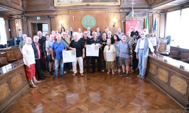 “NONNI VIGILI”: QUESTA MATTINA CERIMONIA DI CONSEGNA DEGLI ABBONAMENTI BUS GRATUITI ALLE PERSONE CHE PRESTANO SERVIZIO DAVANTI ALLE SCUOLE