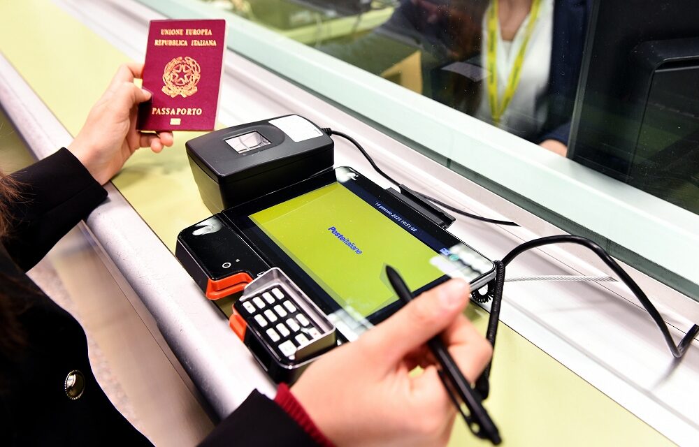 POSTE ITALIANE: TAGLIATO IL TRAGUARDO DEI 100.000 PASSAPORTI