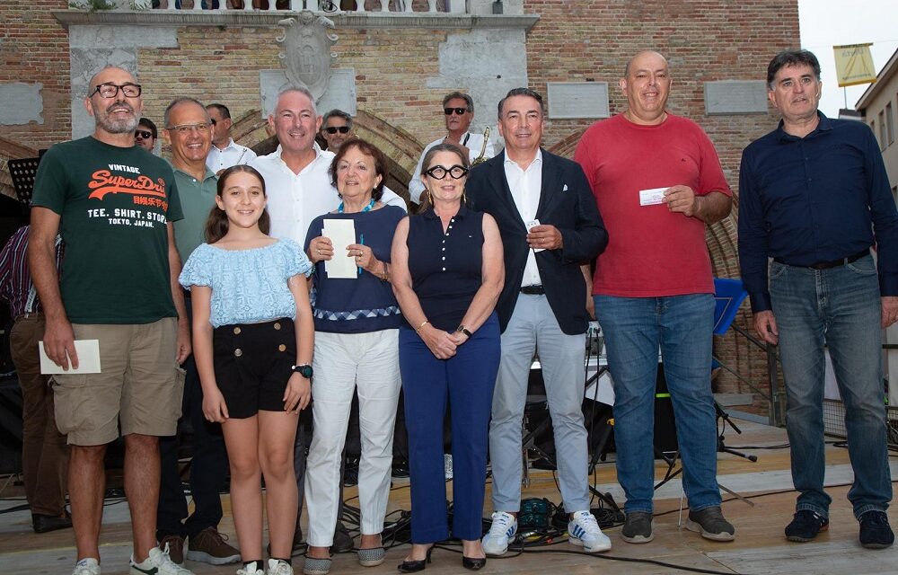 APPLAUSI DALLA GREMITISSIMA CONTRADA MAGGIORE A PORDENONE PER IL FESTOSO SHOW DELLA “TOMBOLA” PROMOSSA DALLA STORICA SOCIETÀ OPERAIA IN SINERGIA COL COMUNE