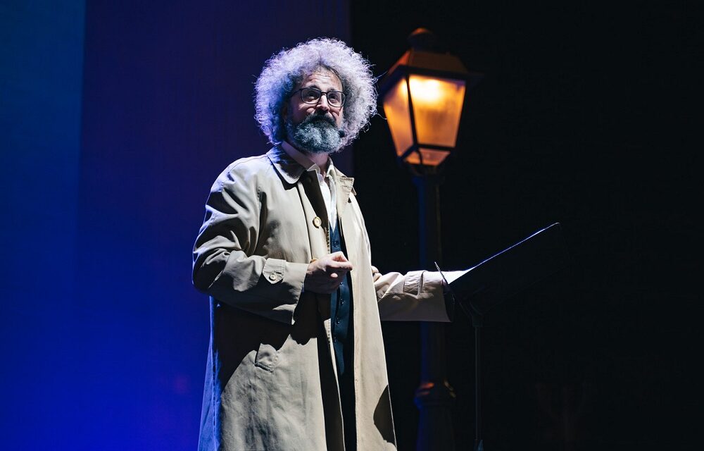 “TRIESTE 1954” DI E CON SIMONE CRISTICCHI E LA REGIA DI PAOLO VALERIO INAUGURA LA STAGIONE 2025-2026 DEL TEATRO STABILE DEL FRIULI VENEZIA GIULIA