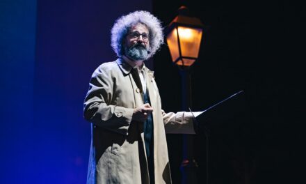 “TRIESTE 1954” DI E CON SIMONE CRISTICCHI E LA REGIA DI PAOLO VALERIO INAUGURA LA STAGIONE 2025-2026 DEL TEATRO STABILE DEL FRIULI VENEZIA GIULIA