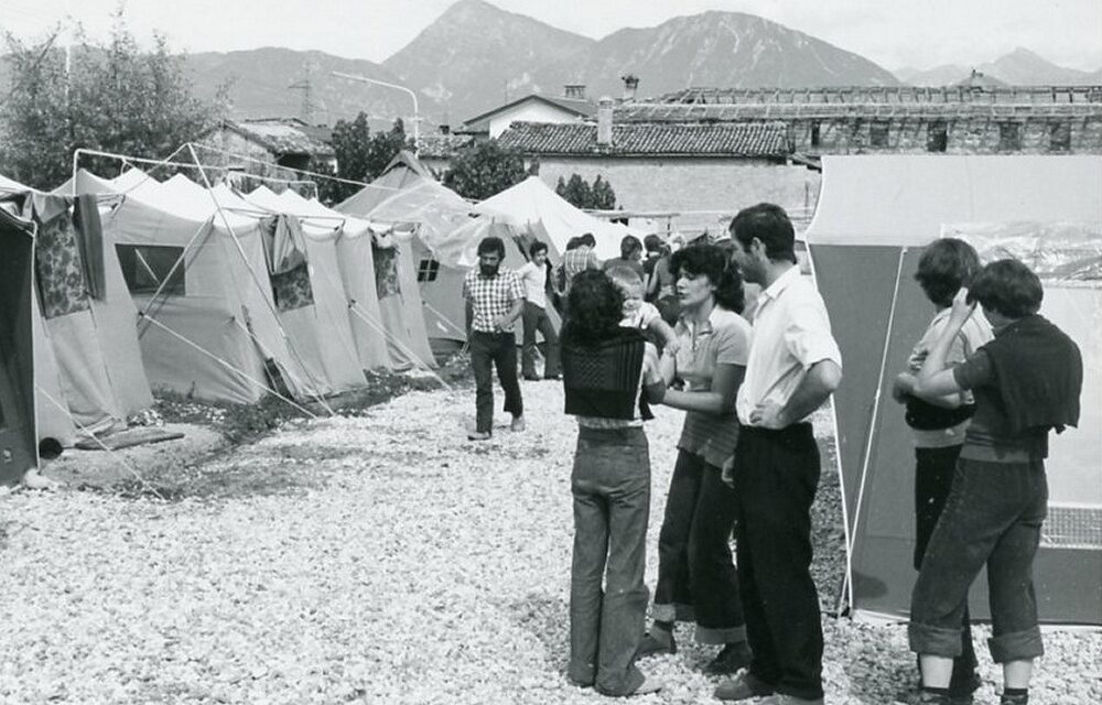 “Friuli 1976: il volto di una comunità che rinasce”: la Società Filologica Friulana lancia un invito alla raccolta di fotografie della ricostruzione