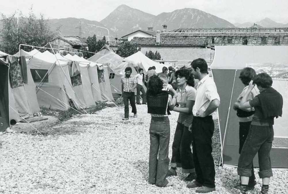 “Friuli 1976: il volto di una comunità che rinasce”: la Società Filologica Friulana lancia un invito alla raccolta di fotografie della ricostruzione