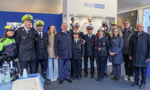 VILLAGGIO BARCOLANA, INAUGURATO LO STAND DEL COMUNE DI TRIESTE, POLIZIA LOCALE E INNOVAZIONE DIGITALE PROTAGONISTE IN PIAZZA UNITÀ