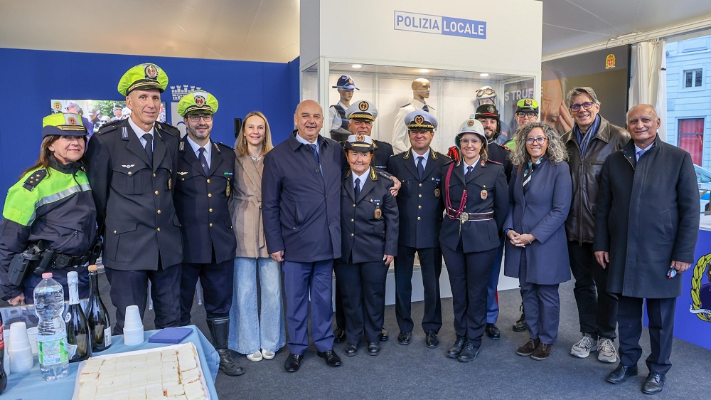VILLAGGIO BARCOLANA, INAUGURATO LO STAND DEL COMUNE DI TRIESTE, POLIZIA LOCALE E INNOVAZIONE DIGITALE PROTAGONISTE IN PIAZZA UNITÀ