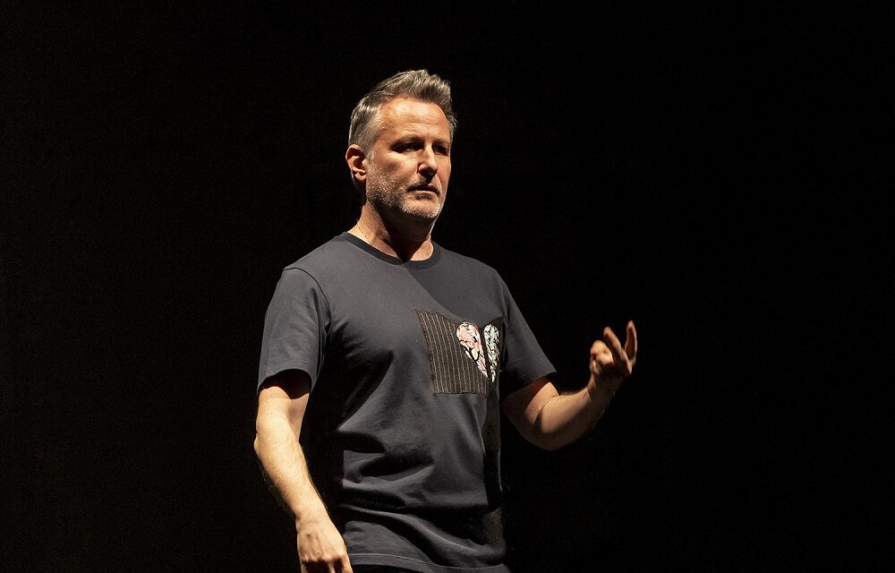 “AUTORITRATTO”: DAVIDE ENIA PORTA SUL PALCO DEL ROSSETTI IL DRAMMA DI VOLER RICORDARE E VIVERE