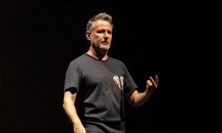 “AUTORITRATTO”: DAVIDE ENIA PORTA SUL PALCO DEL ROSSETTI IL DRAMMA DI VOLER RICORDARE E VIVERE