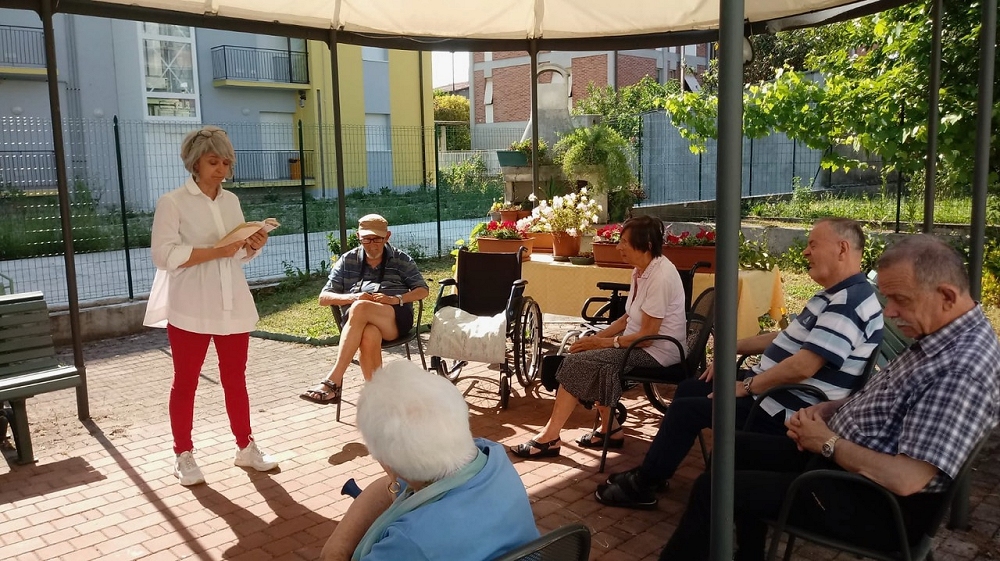 LA VOCE CHE CURA: AL VIA A PORDENONE IL CORSO GRATUITO DELLA BIBLIOTECA DI SARA PER PORTARE LA LETTURA NEGLI OSPEDALI E NELLE CASE DI RIPOSO