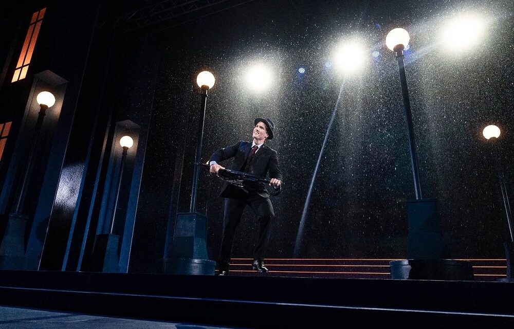 Va in scena al Teatro Stabile del Friuli Venezia Giulia CANTANDO SOTTO LA PIOGGIA per la regia di LUCIANO CANNITO con FLORA CANTO, LORENZO GRILLI e MARTINA STELLA