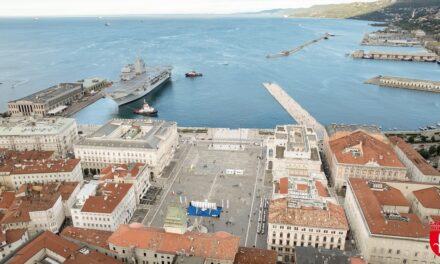 71° ANNIVERSARIO DEL RITORNO DI TRIESTE ALL’ITALIA: PER L’OCCASIONE CERIMONIA DI CONSEGNA DELLA BANDIERA DI COMBATTIMENTO A NAVE TRIESTE