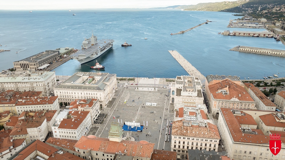 71° ANNIVERSARIO DEL RITORNO DI TRIESTE ALL’ITALIA: PER L’OCCASIONE CERIMONIA DI CONSEGNA DELLA BANDIERA DI COMBATTIMENTO A NAVE TRIESTE