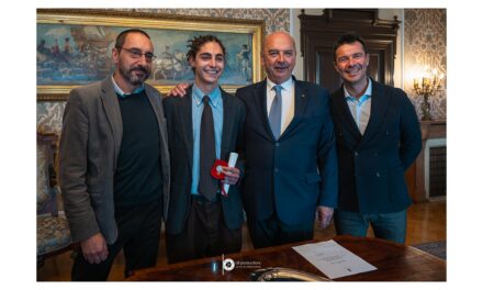 IL SINDACO ROBERTO DIPIAZZA HA CONSEGNATO UN RICONOSCIMENTO AL GIOVANE ATTORE TRIESTINO, GIACOMO COVI PREMIATO AL FESTIVAL DEL CINEMA DI VENEZIA PER LA MIGLIORE INTERPRETAZIONE NELLA SEZIONE ORIZZONTI