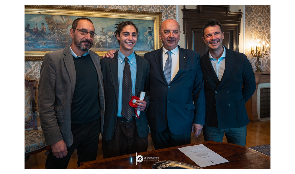 IL SINDACO ROBERTO DIPIAZZA HA CONSEGNATO UN RICONOSCIMENTO AL GIOVANE ATTORE TRIESTINO, GIACOMO COVI PREMIATO AL FESTIVAL DEL CINEMA DI VENEZIA PER LA MIGLIORE INTERPRETAZIONE NELLA SEZIONE ORIZZONTI