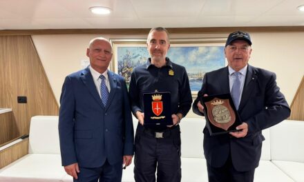 IL SINDACO HA INCONTRATO IL COMANDANTE DELLA NAVE TRIESTE ORMEGGIATA AL MOLO BERSAGLIERI PER LE CELEBRAZIONI DEL 71° ANNIVERSARIO DEL RITORNO DI TRIESTE ALL’ITALIA FACENDOGLI DONO DEL CREST DEL COMUNE