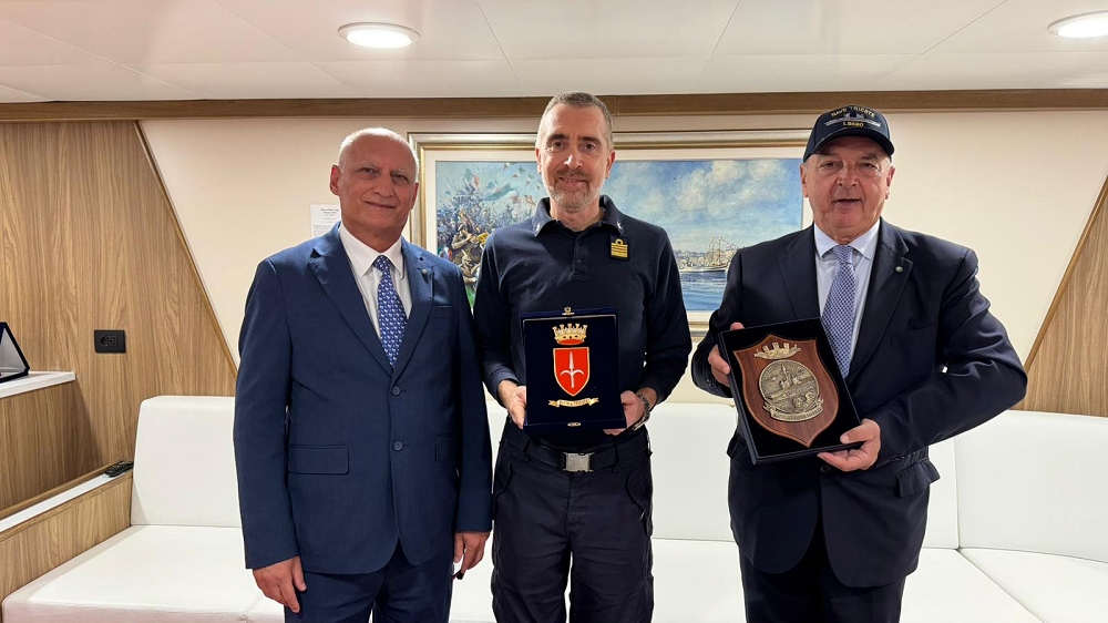 IL SINDACO HA INCONTRATO IL COMANDANTE DELLA NAVE TRIESTE ORMEGGIATA AL MOLO BERSAGLIERI PER LE CELEBRAZIONI DEL 71° ANNIVERSARIO DEL RITORNO DI TRIESTE ALL’ITALIA FACENDOGLI DONO DEL CREST DEL COMUNE