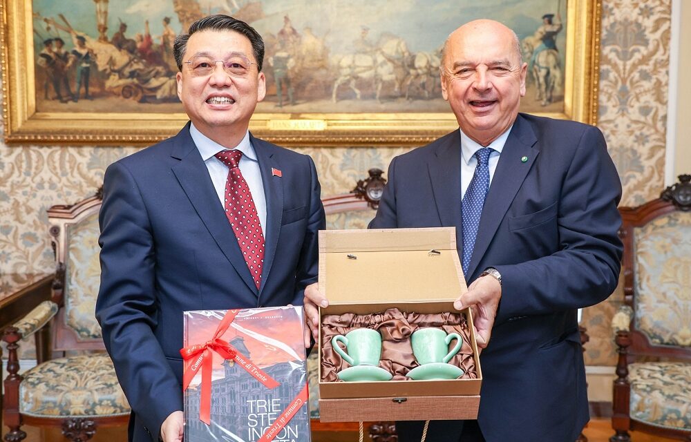 IL CONSOLE GENERALE CINESE A MILANO, LIU KAN, È STATO RICEVUTO IN MUNICIPIO DAL SINDACO ROBERTO DIPIAZZA
