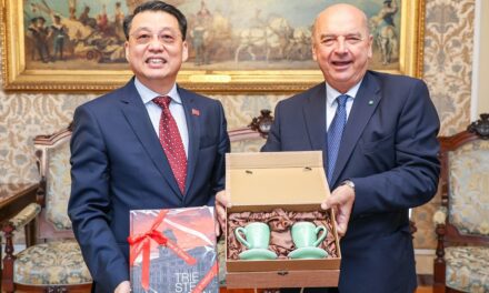 IL CONSOLE GENERALE CINESE A MILANO, LIU KAN, È STATO RICEVUTO IN MUNICIPIO DAL SINDACO ROBERTO DIPIAZZA