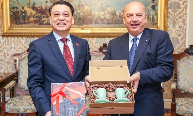 IL CONSOLE GENERALE CINESE A MILANO, LIU KAN, È STATO RICEVUTO IN MUNICIPIO DAL SINDACO ROBERTO DIPIAZZA