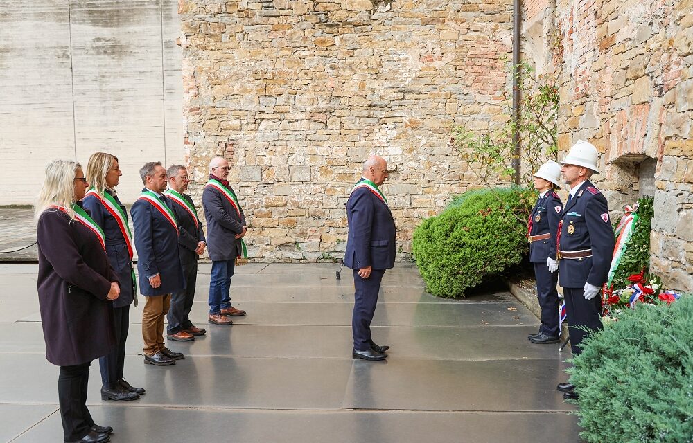 IL SINDACO ROBERTO DIPIAZZA, INSIEME AI PRIMI CITTADINI DEI SEI COMUNI DELLA PROVINCIA, HA DEPOSTO OGGI LE CORONE IN ONORE DEI CADUTI IN ALCUNE DEI LUOGHI SIMBOLO DELLA MEMORIA STORICA DELLE NOSTRE TERRE