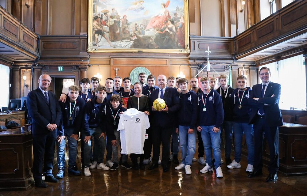 Il SINDACO, ROBERTO DIPIAZZA E L’ASSESSORE ALLO SPORT, ELISA LODI HANNO RICEVUTO LA FORMAZIONE ALLIEVI B DELLA PALLANUOTO TRIESTE, VINCITRICE DELLO SCUDETTO NELLE FINALI NAZIONALI